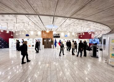 Inkluzija na evropskem odru: razstava Bodi umetnik v Evropskem parlamentu