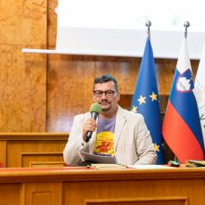 Okrogla miza ob 20-letnici festivala »Igraj se z mano«: Prehod od festivalskega odra k trajnim odnosom